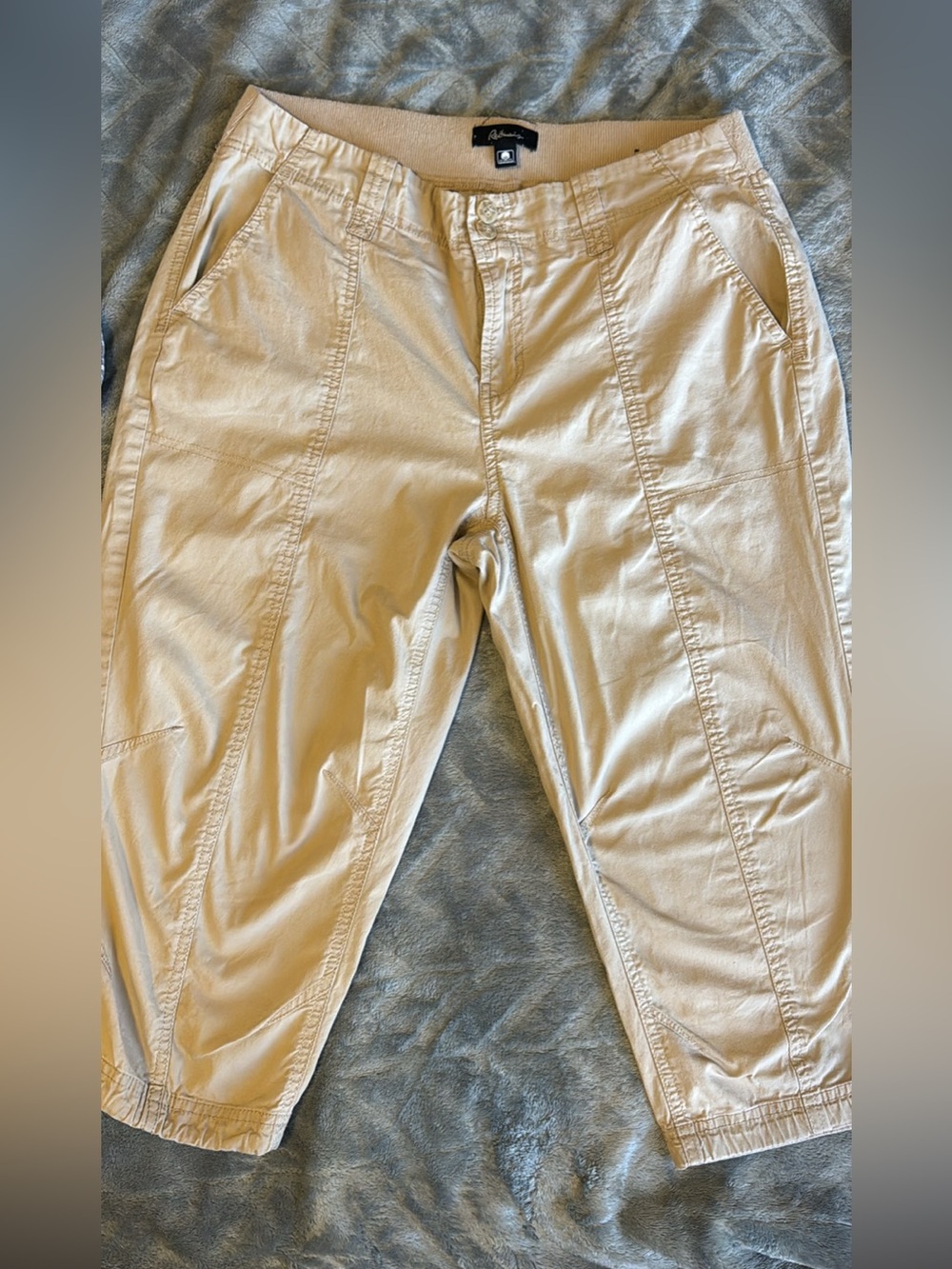 Reitmans Cream Capris with Panel Stitching